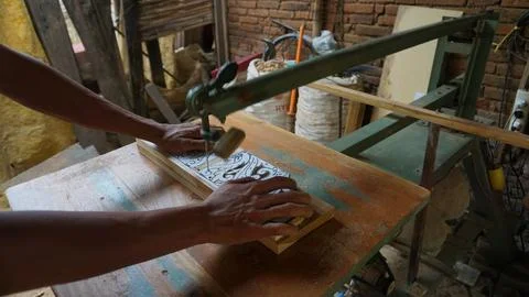 The initial process of making traditional Javanese Gebyok Foto stock