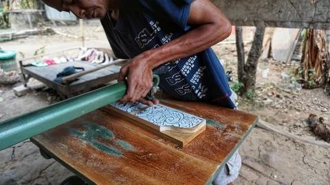 The initial process of making traditional Javanese Gebyok Foto stock