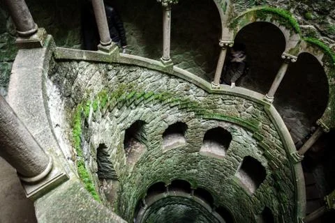 The Initiation Well pattern with two blurred tourists Foto stock