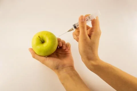 Inject the solution into the apple, inject it into the apple Foto stock
