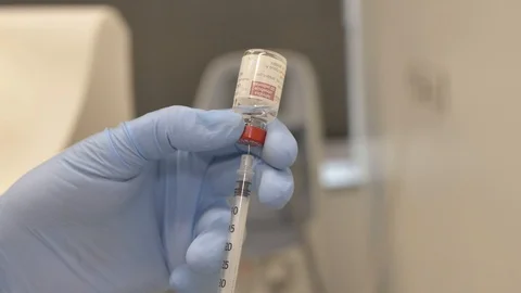 Injection being filled with botox liquid Stockbeeldmateriaal 102667599