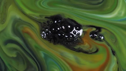 Injection of black poison into the liquid of basic colors. Video stock 150216919