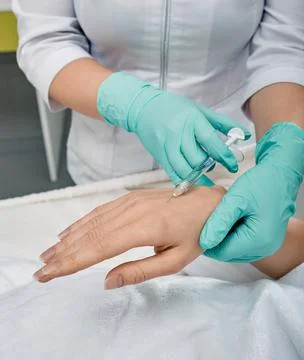 Injection methods for correcting signs of hands aging for female patient at.. 写真素材