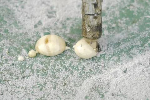 Injection packer, release of excess assembly foam to the outside when it is.. Foto stock