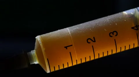Injection with a syringe, macro closeup. 4K UHD Vidéo 63316977