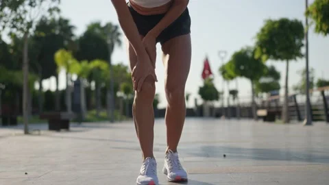 Injury of a knee on a run in a runner in the park 스톡 동영상 212181764