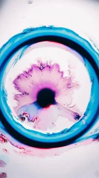 Ink circle paint vortex purple pink fluid spread Foto stock