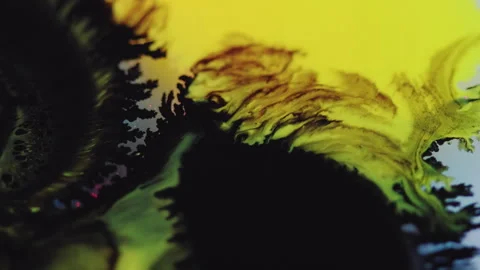 Ink drop paint splatter in water yellow black mix Video stock 256602508