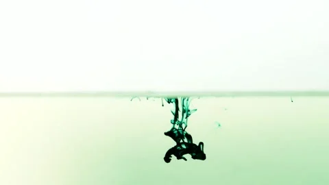 Ink in water - drop surface color green Vídeos de archivo 147982897