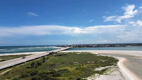 Inlet beach crossing pull back Vídeo Stock 250170989