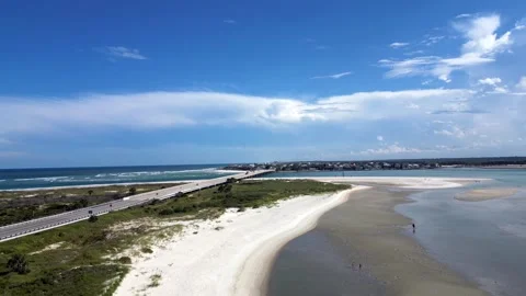 Inlet beach crossing pull back and turn Vídeo Stock 250171535