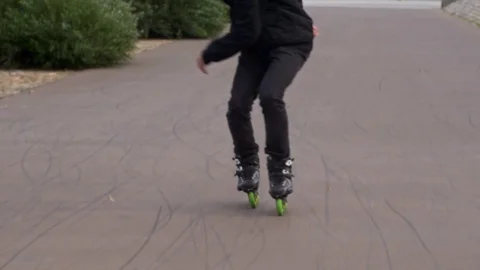 Inline Skater jumps to skate backwards Stockbeeldmateriaal 120445597