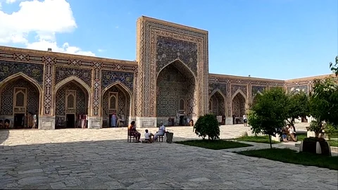 Inner courtyard of the historic Ulugh Beg Madrasa in Samarkand Vidéo 336894935