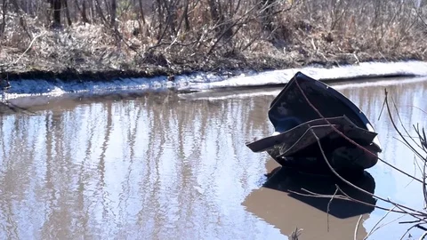The inner part of the wing of the car in a puddle of water in the absence of asp Video stock 107052073