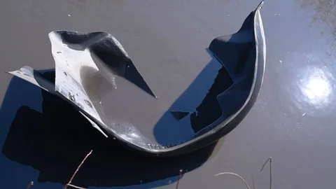 The inner part of the wing of the car in a puddle of water in the absence of asp Video stock 107052095