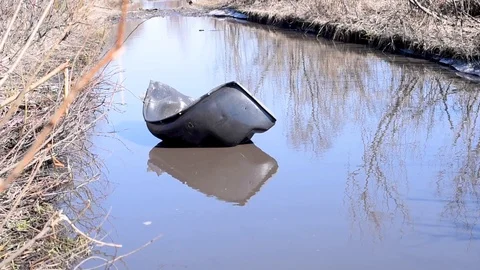 The inner part of the wing of the car in a puddle of water in the absence of asp Stock Footage 107052118