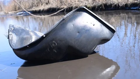 The inner part of the wing of the car in a puddle of water in the absence of asp Video stock 107052125