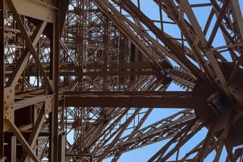 Inner up view of the Eiffel tower structure against a pur blue sky, Paris, Fr Stock-Fotos