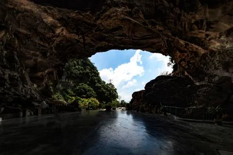 Inner view of the Perak Cave Temple on a blue sky in  Ipoh, Malaysia 库存照片