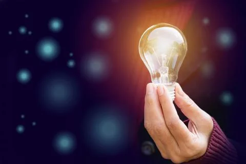 Innovation or creative concept of hand hold a light bulb on bokeh background. Foto stock