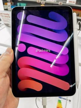 Innovative Apple iPad Mini Displaying Colorful Wallpaper Stockfoto's