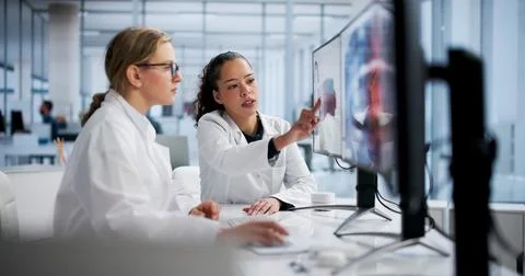 Innovative Female Dentists Utilizing 3D Computer Technology For Dental Screen Stock Photos