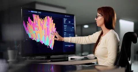Innovative Female Scientist Analyzing Complex Data Using 3D Visualization Sof Foto stock