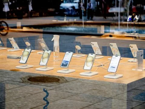 Innovative iPhone 15 Pro and Max Series at Apple Store 스톡 사진