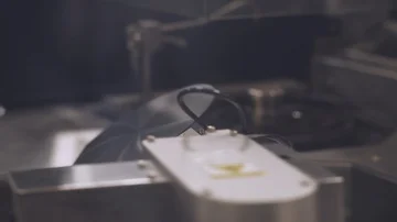 Innovative laboratory, automatic machine produces polishing of silicon wafers. Stockbeeldmateriaal 85778405