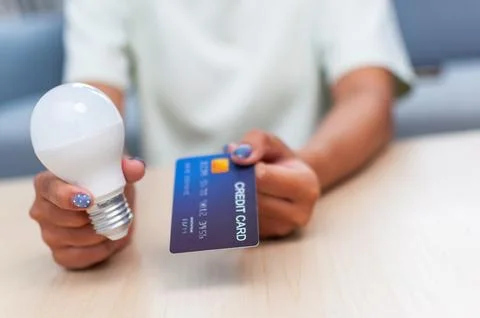 Innovative light bulb payment method in modern home office technology envir.. 스톡 사진