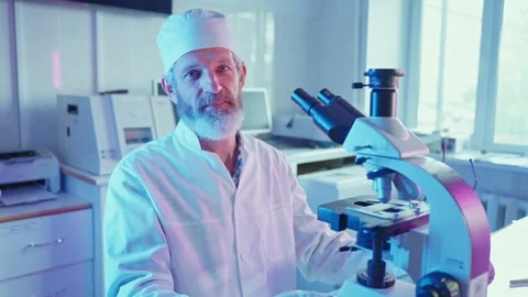 Innovative Scientist Analyzing Samples in Modern Research Laboratory 스톡 동영상 281312973