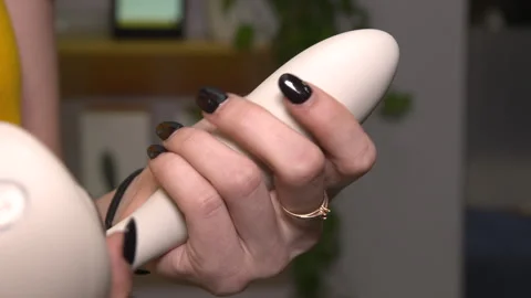 Innovative Wellness Device at Technology Conference Vídeo Stock 302877625