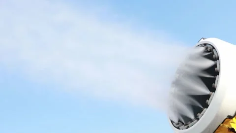 Innovative winter technology creates eco-friendly snow for outdoor resorts Vidéo 301875076