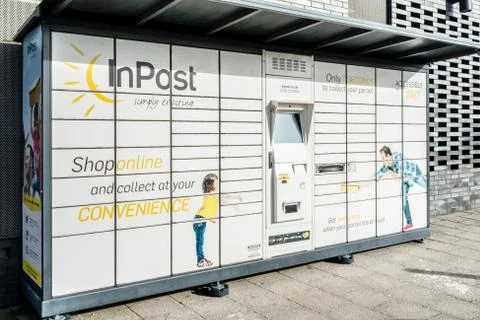 InPost locker, parcel collection point in Milton Keynes UK Foto stock