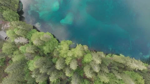 Insane teal beatiful alpine, mountain pond/lake revealing aerial shot Vídeo Stock 195970234