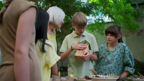 Insect hotel as educational tool for children in outdoor sustainable educational Vídeo Stock 284562051