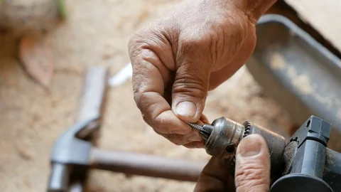 Insert the screw in the drill head Vídeo Stock 105695564