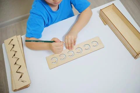 Insert templates for preparing the preschooler's hands for writing. Early dev Foto stock