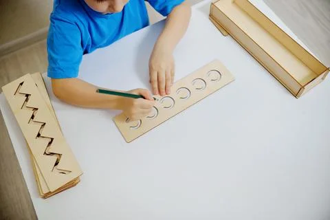 Insert templates for preparing the preschooler's hands for writing. Early dev Foto stock