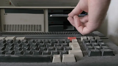 The inserting 5.25 Inch floppy disk. Old-style computer 스톡 동영상 91299676