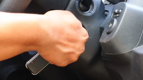 Inserting and turning a car key Stock-Footage 334639529