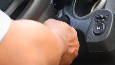 Inserting and turning a car key Stock-Footage 334639532