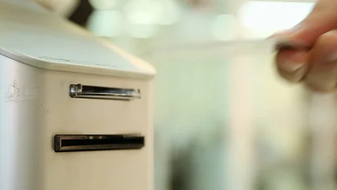 Inserting a card into an ATM 動画素材 123013098