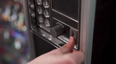 Inserting change into vending machine 4k 库存影片 62302809