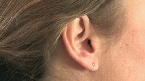 Inserting ear plugs Video stock 549130