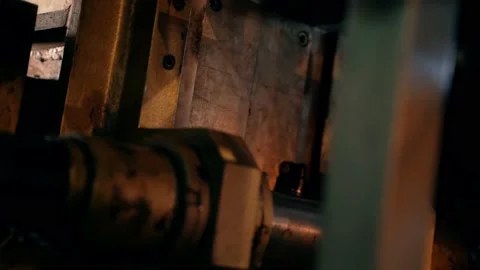 Inserting empty plastic bottle preforms into a conveyor belt 库存影片 149670376