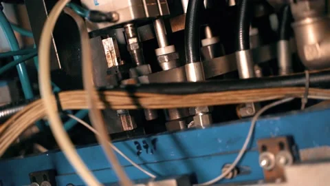 Inserting empty plastic bottle preforms into a conveyor belt 库存影片 149672609