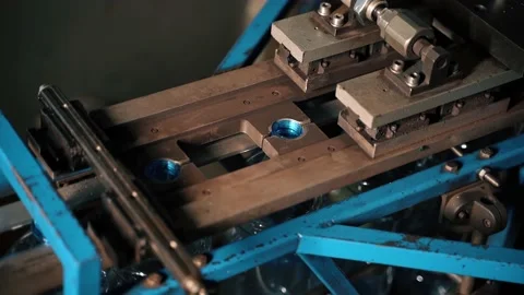 Inserting empty plastic bottle preforms into a conveyor belt 库存影片 149672733