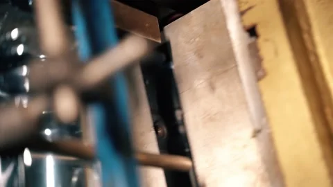 Inserting empty plastic bottle preforms into a conveyor belt 库存影片 149672761