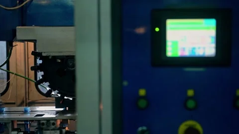 Inserting empty plastic bottle preforms into a conveyor belt 库存影片 149672907